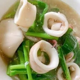 ราดหน้าปลาหมึก     เส้นใหญ่หรือเส้นหมี่หุ้น