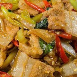 สามชั้นผัดพริกหยวกราดข้าว