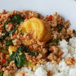 ข้าวกระเพราหมูใส่เต้าหู้ทอด