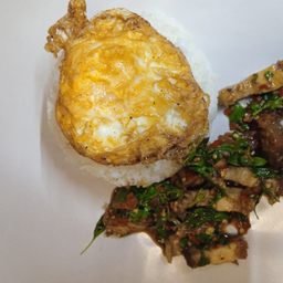 กระเพราหมูกรอบราดข้าว + ไข่ดาว