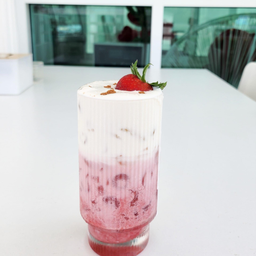 นมสตรอเบอรี่วิปโฟมน้ำผึ้ง (เย็น)