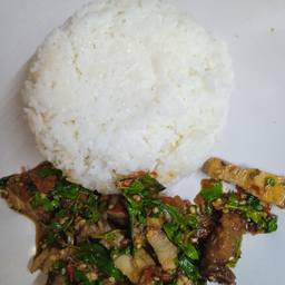 กระเพราหมูกรอบราดข้าว