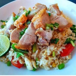 ข้าวผัดหมูกรอบ