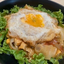 เส้นใหญ่ราดหน้าเต้าหู้ทอดกรอบสับ-ไข่ดาว