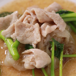 ราดหน้าเส้นใหญ่หมูนุ่ม