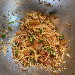 ยำแหนมสดข้าวทอด