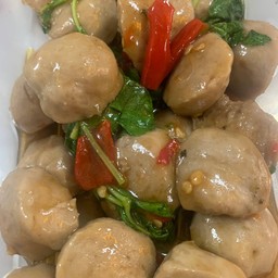 กะเพราลูกชิ้นเนื้อ