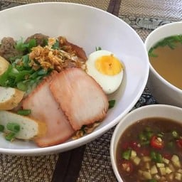 ดำ ข้าวแห้ง บะหมี่ หมูแดง หมูกรอบ