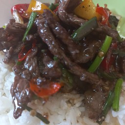 หมูชิ้นทอดกระเทียมราดข้าว