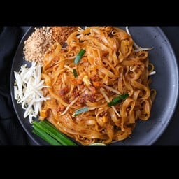 ผัดไทยซอสพริกเผานรกแตก(ไข่)