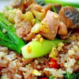 ข้าวผัดปลาอินทรีย์เค็ม
