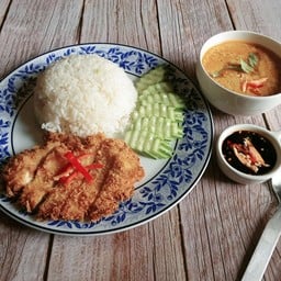 ข้าวหน้าแกงเขียวหวานไก่กรอบ