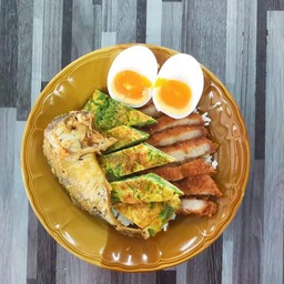ข้าวหมูทอด ปลาทู ไข่ต้ม ไข่ชะอม