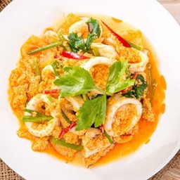 ผัดกระหรี่ หมึก ราดข้าว