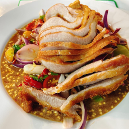 ยำคอหมูทอด