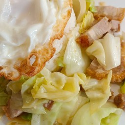 ผัดกะหล่ำปลีหมูกรอบไข่ดาว