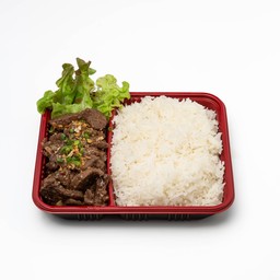 ข้าวผัดกระเทียมหน้าเนื้อย่าง