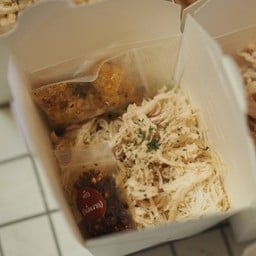 เอวี่เดย์ (หมี่คลุกไก่ฉีก&หมูกรอบ)