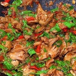 ข้าวกระเพราเครื่องในไก่