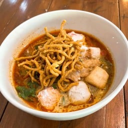 ข้าวซอยลูกชิ้นรวม ( ลูกชิ้นปลารวม )