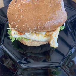 เบอร์เกอร์เนื้อห่อไข่