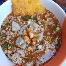 ก๋วยเตี๋ยวหมูต้มยำพิเศษไส้