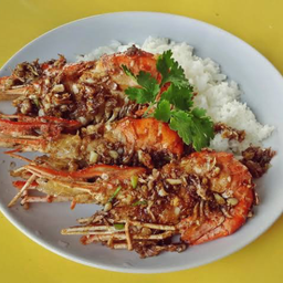 ข้าวราดกุ้งแม่น้ำทอดกระเทียมพริกไทย
