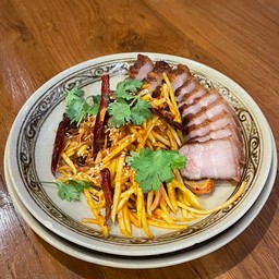 หมูสามชั้นทอดน้ำปลาเเละยำมะม่วงน้ำพริกเผา