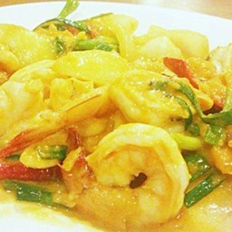 กุ้งผัดไข่เค็ม ราดข้าว