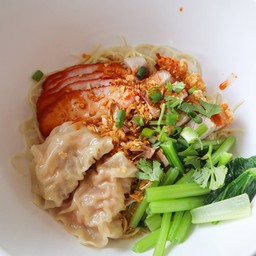 บะหมี่+หมูแดง+หมูกรอบ+เกี๊ยวกุ้ง