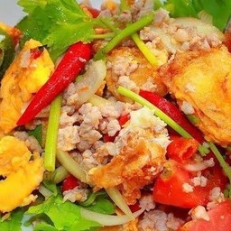 ยำไข่ดาวกรอบหมูสับ