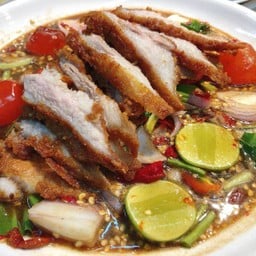 ยำคอหมูทอดไข่แดงยั่วๆ