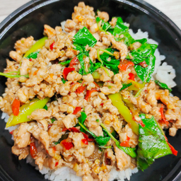 กะเพราหมูสับ ราดข้าว