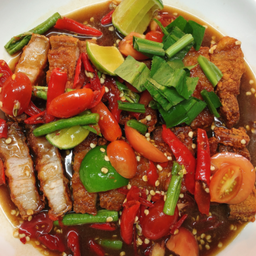 ตำเหลาหมูสามชั้นทอดน้ำปลา