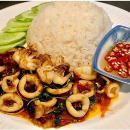 กระเพราปลาหมึก ราดข้าว