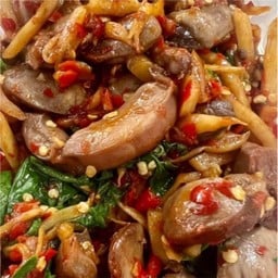 ข้าวกระเพราเครื่องในไก่หน่อไม้