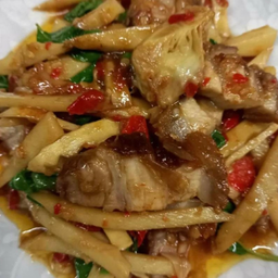 ข้าวกระเพราหมูกรอบหน่อไม้รสจัด