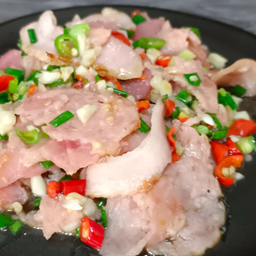 เบคอนผัดพริกเกลือ ราดข้าว (เบคอนสด)