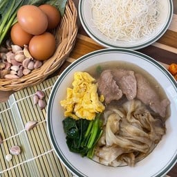 ราดหน้าใส่ไข่พิเศษ