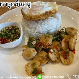 กะเพราลูกชิ้นหมู