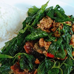 ข้าวกะเพราไข่เยี่ยวม้า(กะเพรากรอบ)