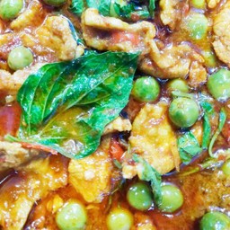 ผัดพริกแกงมะเขือเปราะ ราดข้าว