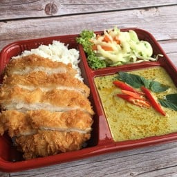 [อร่อยซ่ากับโค้ก] SET ข้าวแกงเขียวหวานไก่กรอบ+สลัดผัก ( ขายดี !!! ) +  โค้ก ออริจินัล (ขวด)