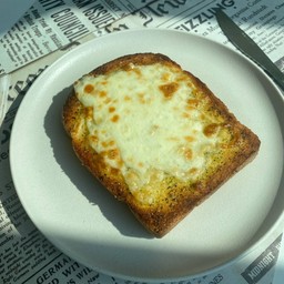 ขนมปังกระเทียมชิส