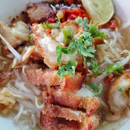 ก๋วยเตี๋ยวหมูกรอบ  ต้มยำน้ำข้น