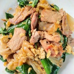 ผัดซีอิ้วเส้นใหญ่