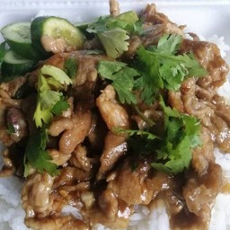 ผัดกระเทียมราดข้าว