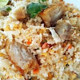 ข้าวผัดหมูกรอบ