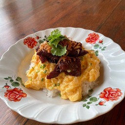 ข้าวหน้าไข่คนน้ำปลาเนื้อเค็มทอด