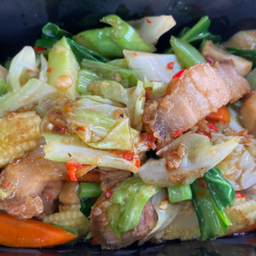 ผัดผักรวมหมูกรอบ(กับข้าว)